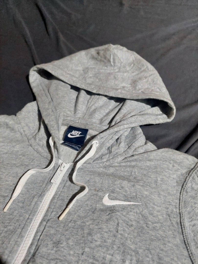 Nike Grey Zip-Up Hoodie (Category: Hoodies) located in Manila. Submitted by ashibambum_05 (Listing ID 1463929828, Image 2). Description: - Grey Nike zip-up hoodie -Size small-medium - Classic Nike swoosh logo on chest - Drawstring hood for adjustable comfort - Convenient front pockets - Made in Indonesia - Ideal for everyday casual wear.