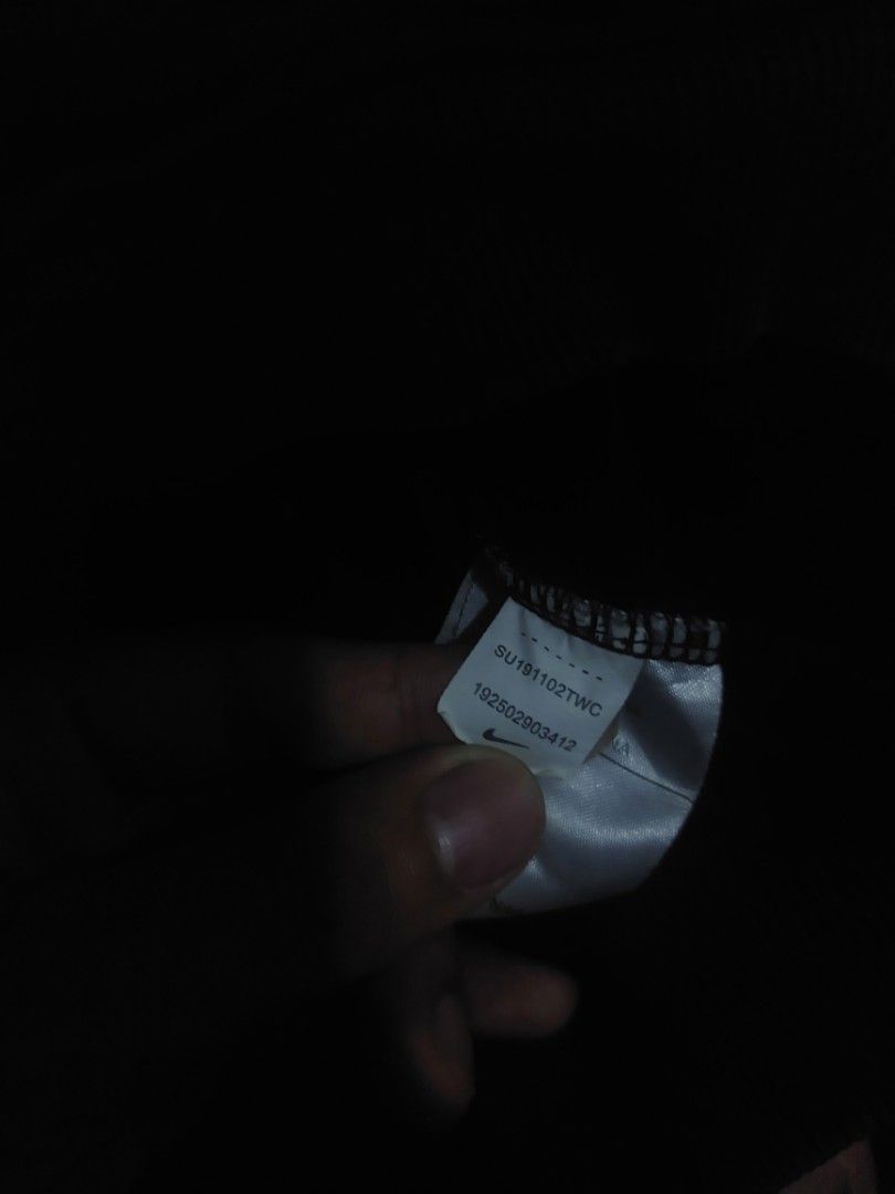 NIKE HOODIE (Category: Coats, Jackets and Outerwear) located in Paranaque City. Submitted by iannnangelo (Listing ID 1463853084, Image 3). Description: Honest issue may tahi na (nasa pic pero maliit lang) bawal sa maselan. Overall goods pa mga boss/madam need lang wash - Mas good sa small fit to med - Plus sf.