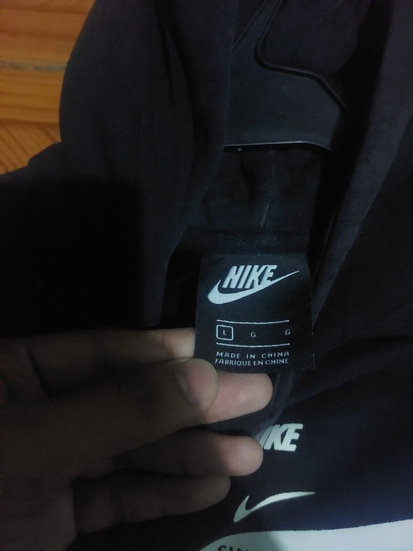 NIKE HOODIE (Category: Coats, Jackets and Outerwear) located in Paranaque City. Submitted by iannnangelo (Listing ID 1463853084, Image 2). Description: Honest issue may tahi na (nasa pic pero maliit lang) bawal sa maselan. Overall goods pa mga boss/madam need lang wash - Mas good sa small fit to med - Plus sf.