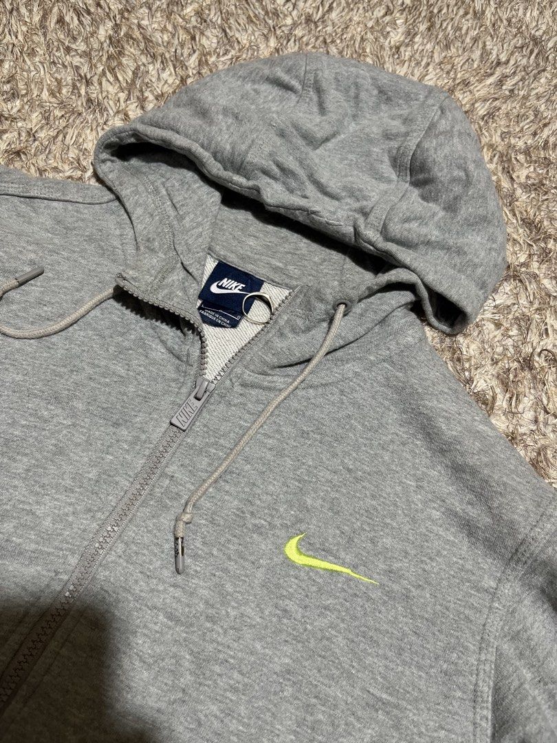 Nike Hoodie (Category: Coats, Jackets and Outerwear) located in Valencia. Submitted by bordzsthrift (Listing ID 1463928330, Image 2). Description: Size L on tag Dimes: 22.5 X 26.5.