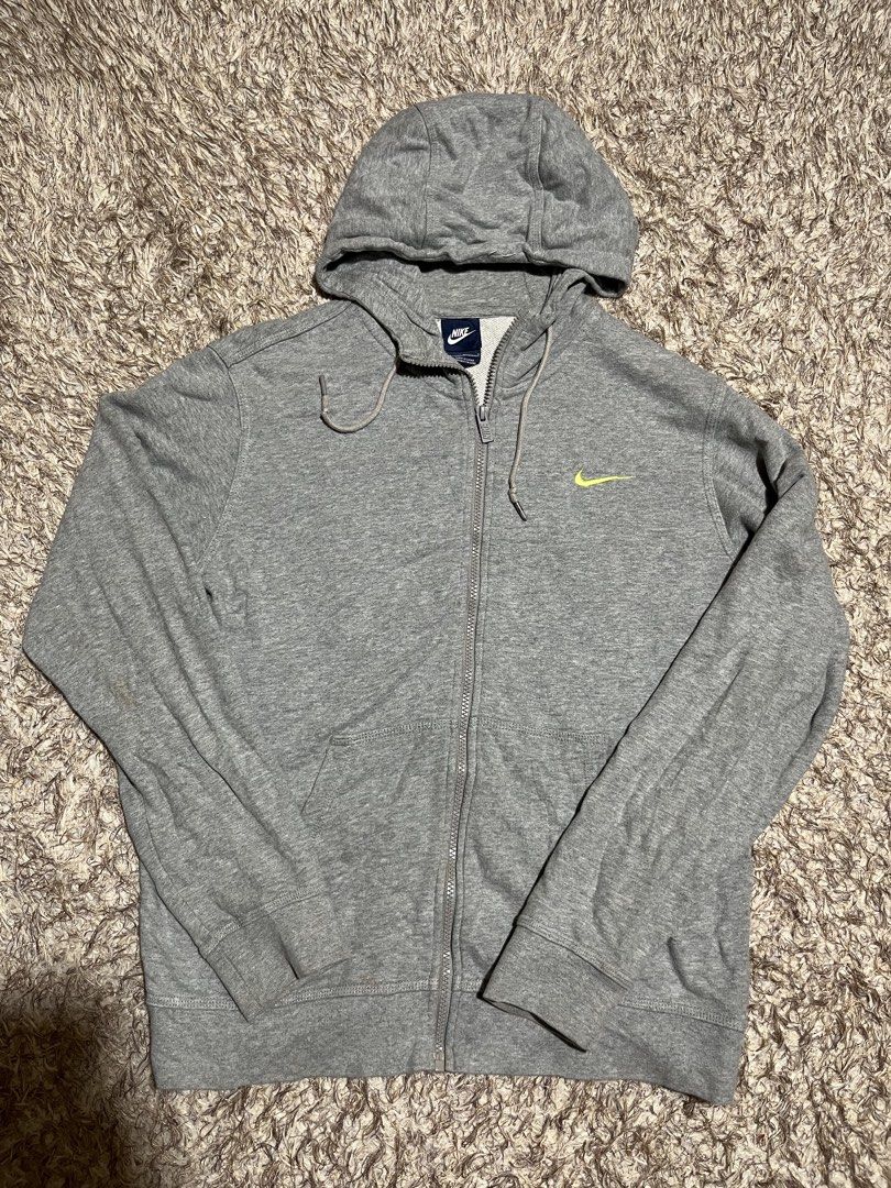 Nike Hoodie (Category: Coats, Jackets and Outerwear) located in Valencia. Submitted by bordzsthrift (Listing ID 1463928330, Image 1). Description: Size L on tag Dimes: 22.5 X 26.5.