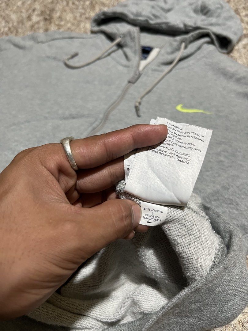 Nike Hoodie (Category: Coats, Jackets and Outerwear) located in Valencia. Submitted by bordzsthrift (Listing ID 1463928330, Image 3). Description: Size L on tag Dimes: 22.5 X 26.5.
