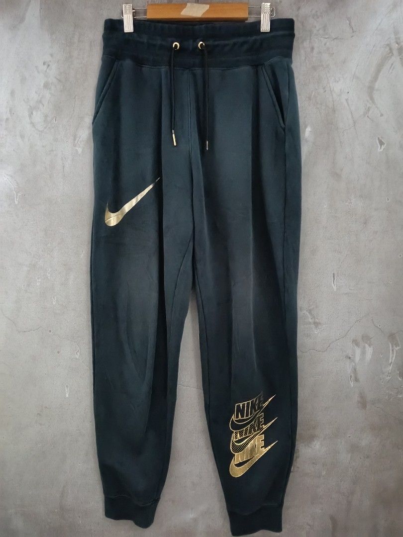 NIKE JOGGER (Category: Joggers) located in Masbate. Submitted by arielagost83627 (Listing ID 1463823663, Image 1). Description: Color Rate: 9.5/10 Width: 28 Length: 38 Issue: None Excellent Condition.
