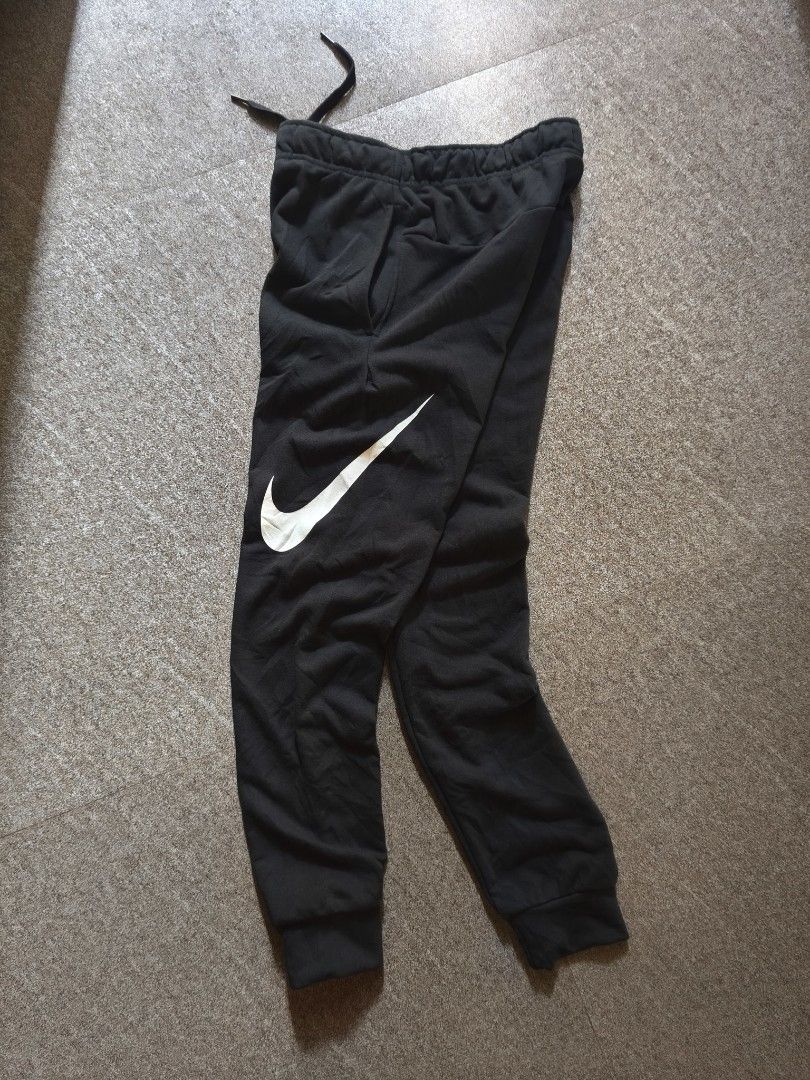 Nike jogger side check (Category: Joggers) located in Polanco. Submitted by aldrin.25 (Listing ID 1463828642, Image 2). Description: small on tag color rate 9.5 authentic or legit no issue or damage excellent condition 700.
