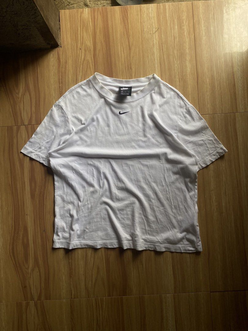Nike mid Swoosh (Category: Tshirts & Polo Shirts ) located in San Andres. Submitted by _wearlore. (Listing ID 1463762889, Image 3). Description: Vintage Nike mid swoosh Excellent Condition Size: Medium Authentic No Issue.