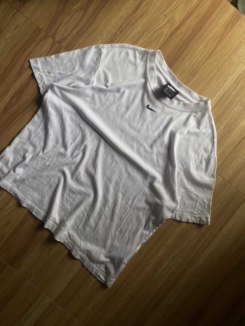 Nike mid Swoosh (Category: Tshirts & Polo Shirts ) located in San Andres. Submitted by _wearlore. (Listing ID 1463762889, Image 2). Description: Vintage Nike mid swoosh Excellent Condition Size: Medium Authentic No Issue.
