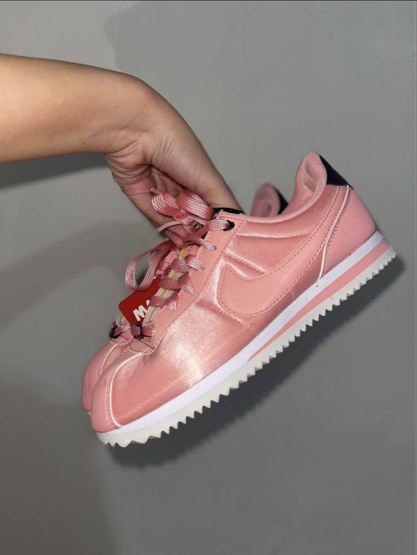 NIKE PINK CORTEZ (Category: Shoe inserts) located in Bacoor. Submitted by nd.clothing (Listing ID 1463773854, Image 2). Description: ORIGINAL BRANDNEW.