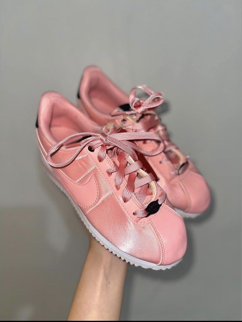 NIKE PINK CORTEZ (Category: Shoe inserts) located in Bacoor. Submitted by nd.clothing (Listing ID 1463773854, Image 1). Description: ORIGINAL BRANDNEW.