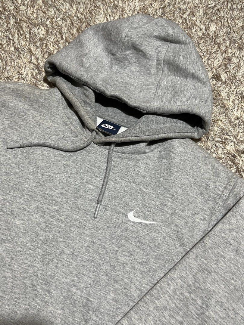 Nike Pull Over Hoodie (Category: Coats, Jackets and Outerwear) located in Valencia. Submitted by bordzsthrift (Listing ID 1463928194, Image 2). Description: Size L on tag Dimes: 23 X 27.5 Exellent Condition .