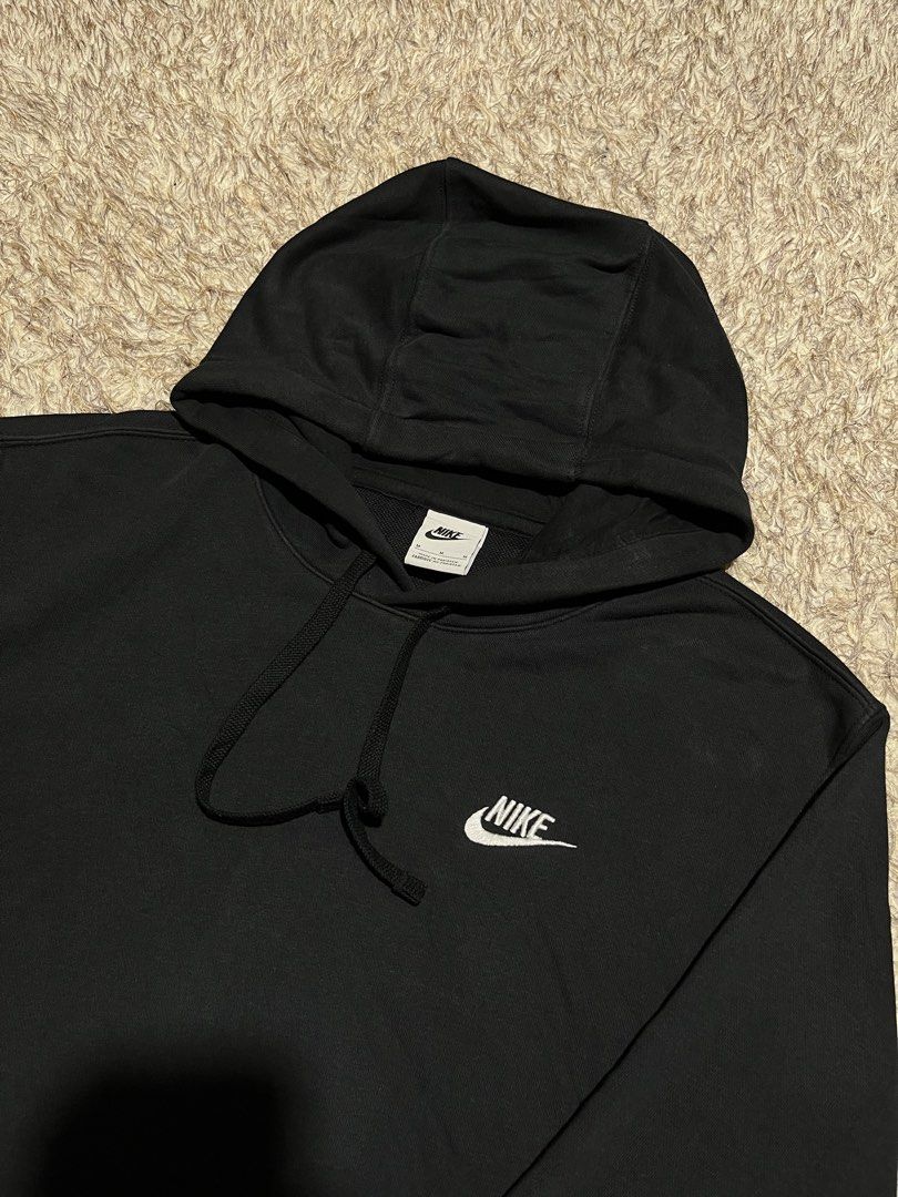 Nike Pull Over Hoodie (Category: Coats, Jackets and Outerwear) located in Valencia. Submitted by bordzsthrift (Listing ID 1463928261, Image 2). Description: Size M on Tag Dimes: 22 X 27 Exellent Condition No issue .
