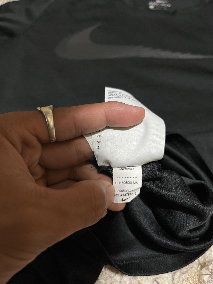 Nike running (Category: Tshirts & Polo Shirts ) located in Valencia. Submitted by bordzsthrift (Listing ID 1463929578, Image 3). Description: Size Large on Tag Dimes: 19.5 X 26.5.