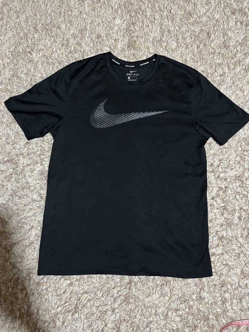 Nike running (Category: Tshirts & Polo Shirts ) located in Valencia. Submitted by bordzsthrift (Listing ID 1463929578, Image 1). Description: Size Large on Tag Dimes: 19.5 X 26.5.