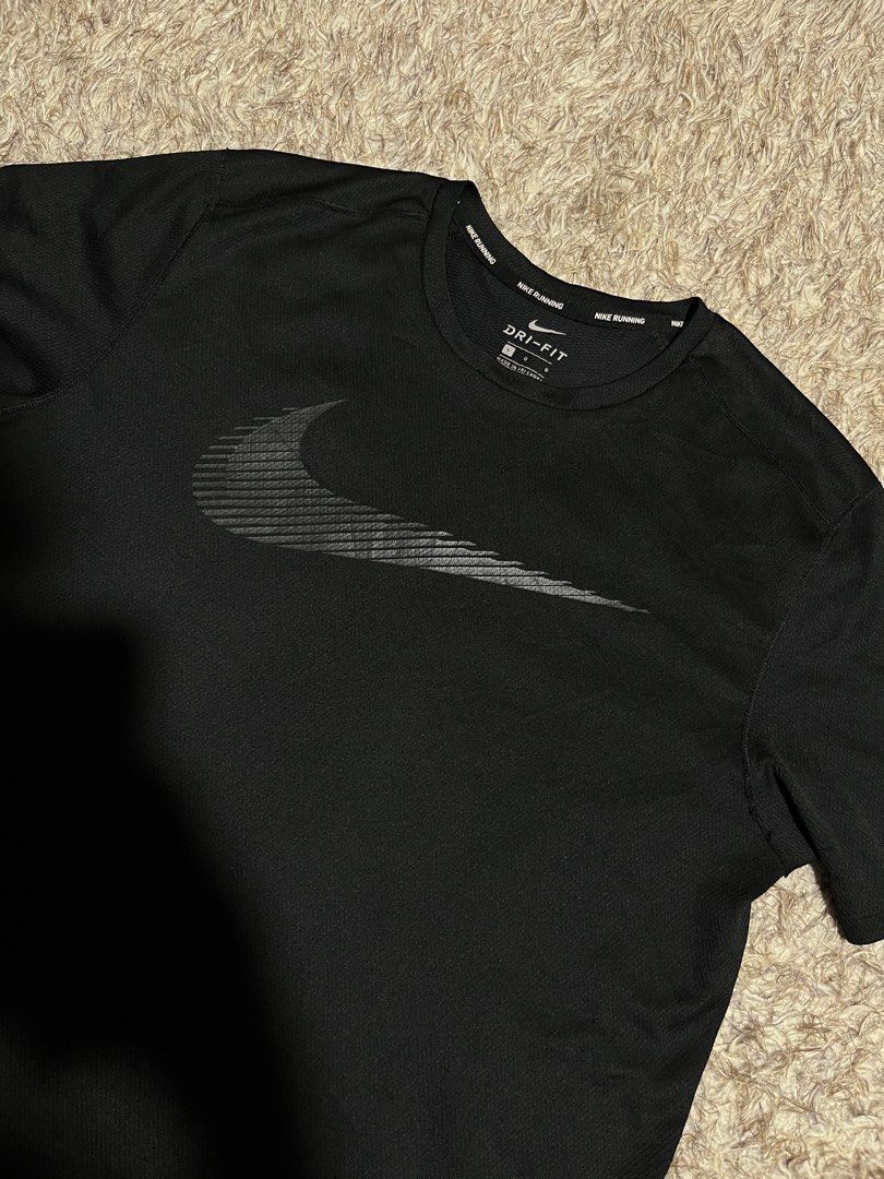 Nike running (Category: Tshirts & Polo Shirts ) located in Valencia. Submitted by bordzsthrift (Listing ID 1463929578, Image 2). Description: Size Large on Tag Dimes: 19.5 X 26.5.