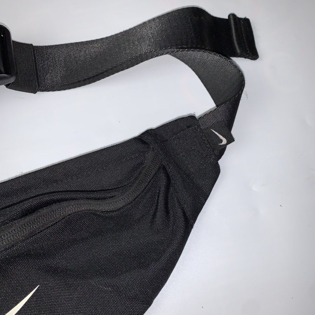 Nike sling bag (Category: Luxury Bags & Wallets) located in Ivisan. Submitted by trashtotreasuree (Listing ID 1463817106, Image 3). Description: .
