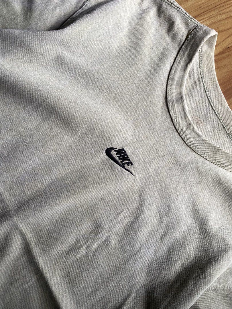 Nike Sportswear Premium Essential (Category: Tshirts & Polo Shirts ) located in San Andres. Submitted by _wearlore. (Listing ID 1463764166, Image 2). Description: Nike Sportswear Premium Essential Very Good Condition Size: Medium Authentic No Issue.