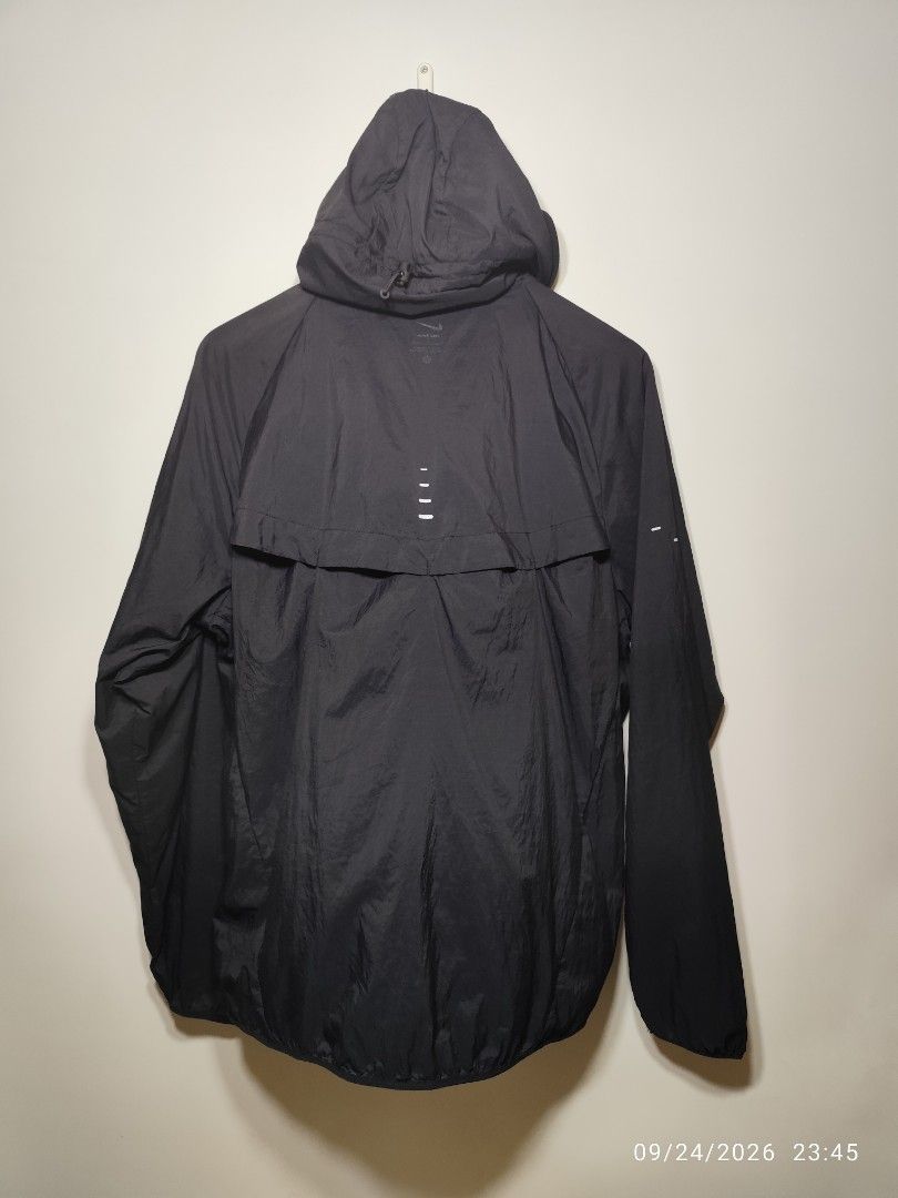 Nike Stride Men's Repel UV Running Jacket Black (Category: Activewear) located in San Fernando. Submitted by riasbarney67882 (Listing ID 1463915865, Image 3). Description: - Nike Stride running jacket in black - Size: L - Lightweight and water-repellent material - UV protection for sunny days - Attached hood - Reflective details on back and sleeves for enhanced visibility - Ideal for running, training, or everyday wear.
