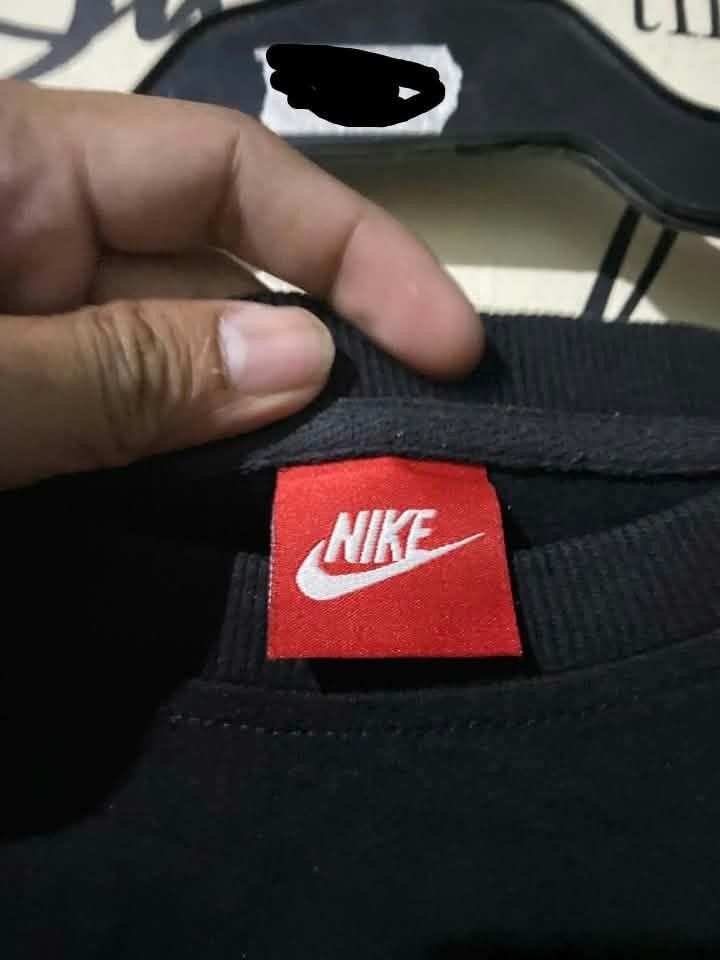 Nike Sweatshirt (Category: Coats, Jackets and Outerwear) located in Caloocan City. Submitted by vincefresn21903 (Listing ID 1463759039, Image 2). Description: - Black Nike sweatshirt - Features classic red Nike tag - Comfortable for casual wear - Stylish design.