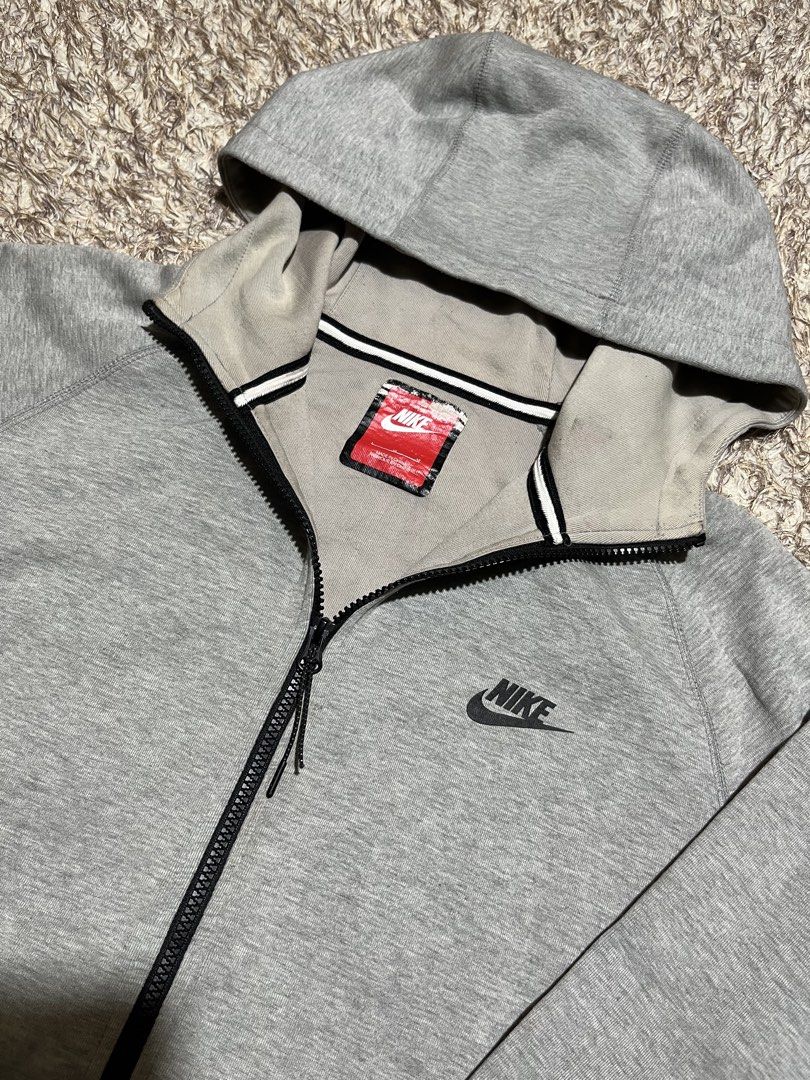 Nike Tech Fleece (Category: Coats, Jackets and Outerwear) located in Valencia. Submitted by bordzsthrift (Listing ID 1463928116, Image 2). Description: Size L on tag 23.5 X 26.