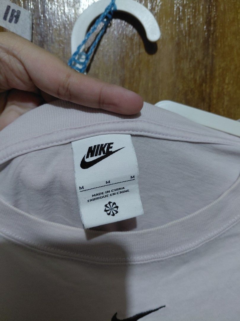 Nike T-Shirt Mid Swoosh (Category: Tshirts & Polo Shirts ) located in Imus. Submitted by frootiloots4103 (Listing ID 1463750714, Image 2). Description: - Mid swoosh Nike T-shirt - Size: Medium (M) - Material: 100% Cotton - Origin: Made in China - Ideal for: Everyday wear - Don't miss out! OPEN FOR NEGO (best if aspack) 📍Imus, Cavite 4103 Can do meetups within Imus Area 🚚 J&T or Lalamove 📨 DMs are OPEN 💸 Cash | GCash | BDO | Maribank kindly fo