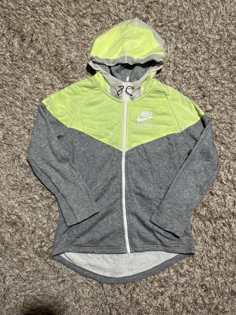Nike Two Tone (Category: Coats, Jackets and Outerwear) located in Valencia. Submitted by bordzsthrift (Listing ID 1463928455, Image 1). Description: Size M on tag Dimes:20 X 24.