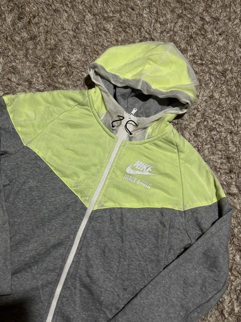 Nike Two Tone (Category: Coats, Jackets and Outerwear) located in Valencia. Submitted by bordzsthrift (Listing ID 1463928455, Image 2). Description: Size M on tag Dimes:20 X 24.