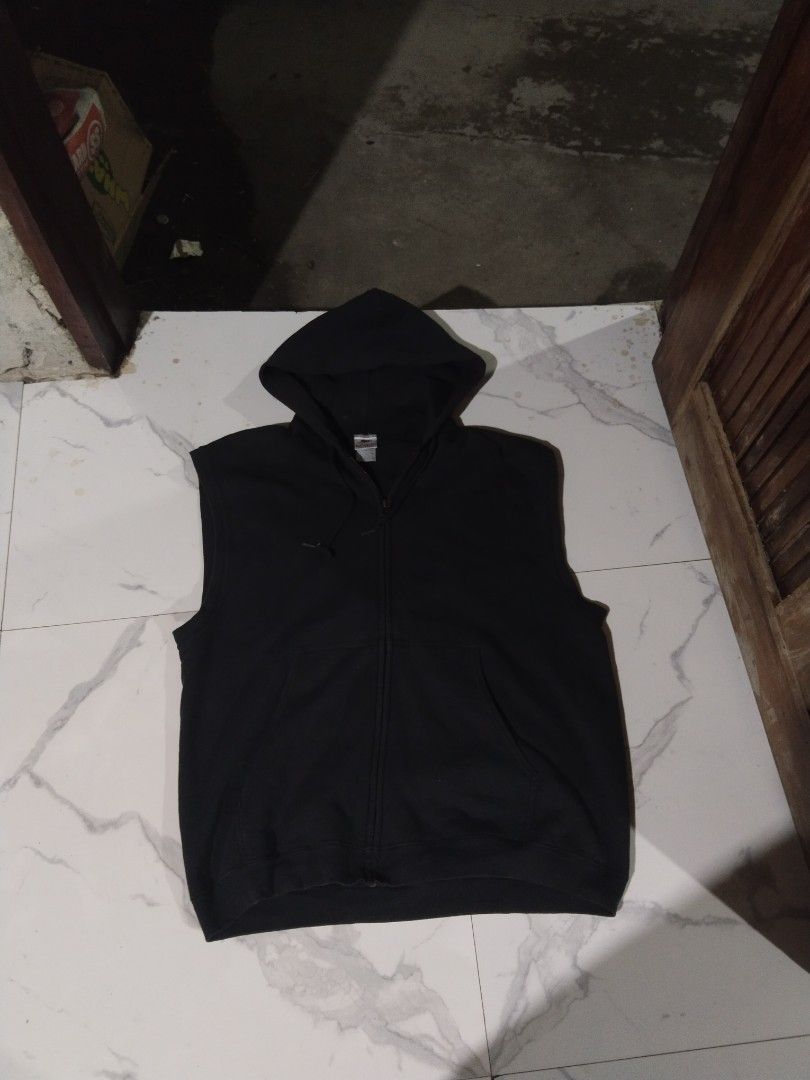 Nike vintage (Category: Coats, Jackets and Outerwear) located in Iloilo. Submitted by raydelcanomay (Listing ID 1463786720, Image 1). Description: Nike vintage Size - L ON TAG Dimes - W24 L28.4 Colorate - 8.9 Condition - Good Tags - complete (no side stitch) Issue - Sunfade, 1 pinhole and sign of usage Price - 250.