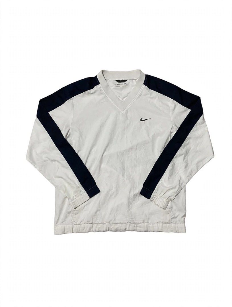 Nike V-Neck Pullover Jacket White Navy Size M (Category: Coats, Jackets and Outerwear) located in Santa Maria. Submitted by lftgcollective (Listing ID 1463910853, Image 1). Description: - White Nike pullover jacket - Navy blue accents on sleeves and collar - V-neck design - Elastic cuffs and hem - Size: Medium (M) - Ideal for sports or casual wear.