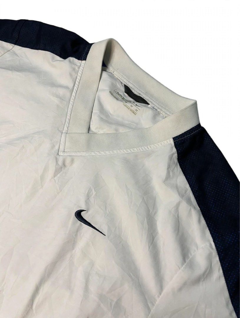 Nike V-Neck Pullover Jacket White Navy Size M (Category: Coats, Jackets and Outerwear) located in Santa Maria. Submitted by lftgcollective (Listing ID 1463910853, Image 2). Description: - White Nike pullover jacket - Navy blue accents on sleeves and collar - V-neck design - Elastic cuffs and hem - Size: Medium (M) - Ideal for sports or casual wear.