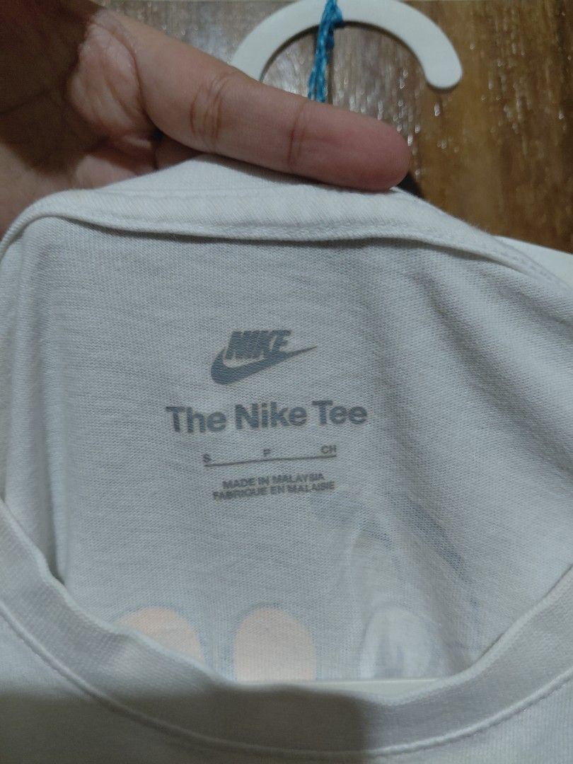 Nike White Graphic T-Shirt (Category: Tshirts & Polo Shirts ) located in Imus. Submitted by frootiloots4103 (Listing ID 1463750698, Image 3). Description: - White Nike T-shirt - Cool graphic print on front and back - Made in Malaysia - Size: S - Ideal for casual wear washable armpit stains OPEN FOR NEGO (best if aspack) 📍Imus, Cavite 4103 Can do meetups within Imus Area 🚚 J&T or Lalamove 📨 DMs are OPEN 💸 Cash | GCash | BDO | Maribank kindly f