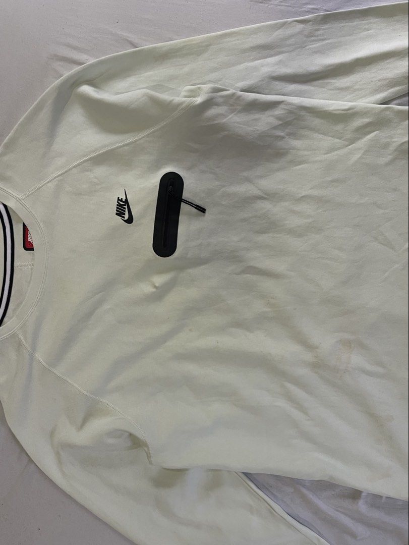 Nike White Long Sleeve XL (Category: Coats, Jackets and Outerwear) located in Digos. Submitted by rarepenguin.392201 (Listing ID 1463774610, Image 2). Description: - White Nike sweatshirt - Long sleeves - Small zip pocket on chest - Tag size: XL - Made in China - Perfect for casual wear.