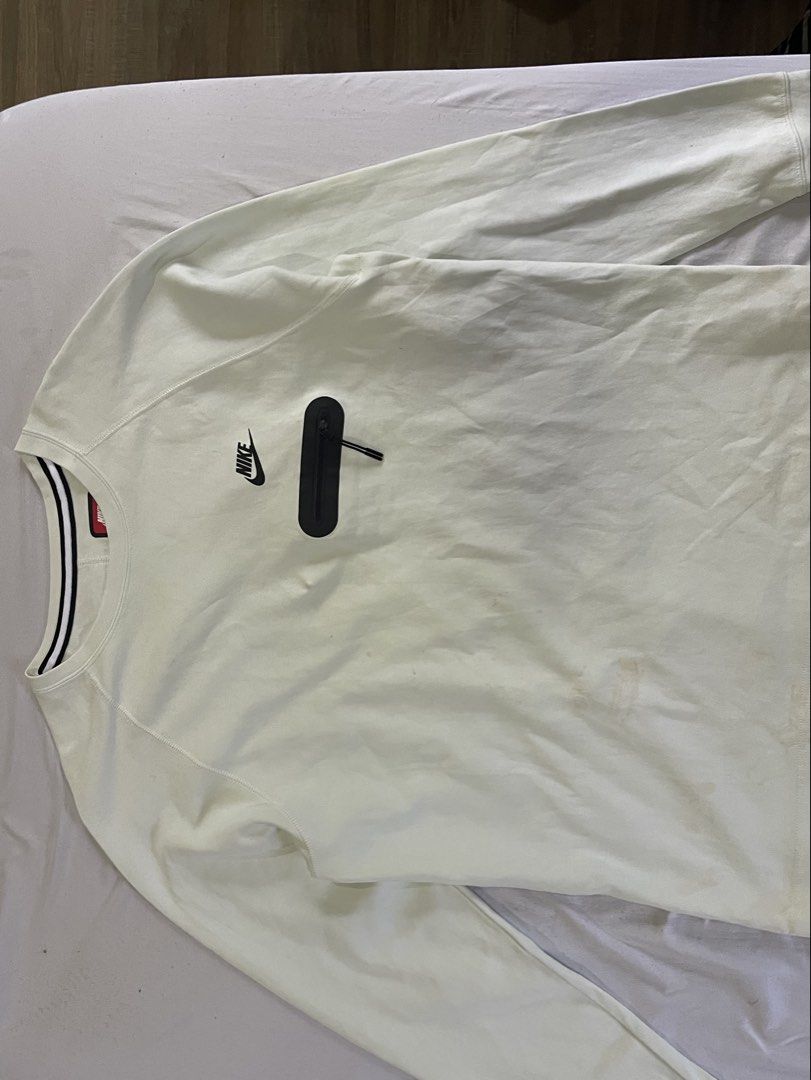 Nike White Long Sleeve XL (Category: Coats, Jackets and Outerwear) located in Digos. Submitted by rarepenguin.392201 (Listing ID 1463774610, Image 1). Description: - White Nike sweatshirt - Long sleeves - Small zip pocket on chest - Tag size: XL - Made in China - Perfect for casual wear.