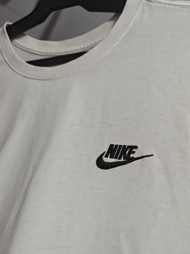 Nike White The Nike Tee Men Tshirt (Category: Tshirts & Polo Shirts ) located in Baguio. Submitted by cool_chic (Listing ID 1463806274, Image 3). Description: Nike White Classic Men Tshirt Color Rate 9.8/10 Like New Flaw Minimal Hole Complete Tags Embroidered Logo Cotton Tela Machine Washed Size XL To 2XL Dimes 23 Width 28 Length Price P249.