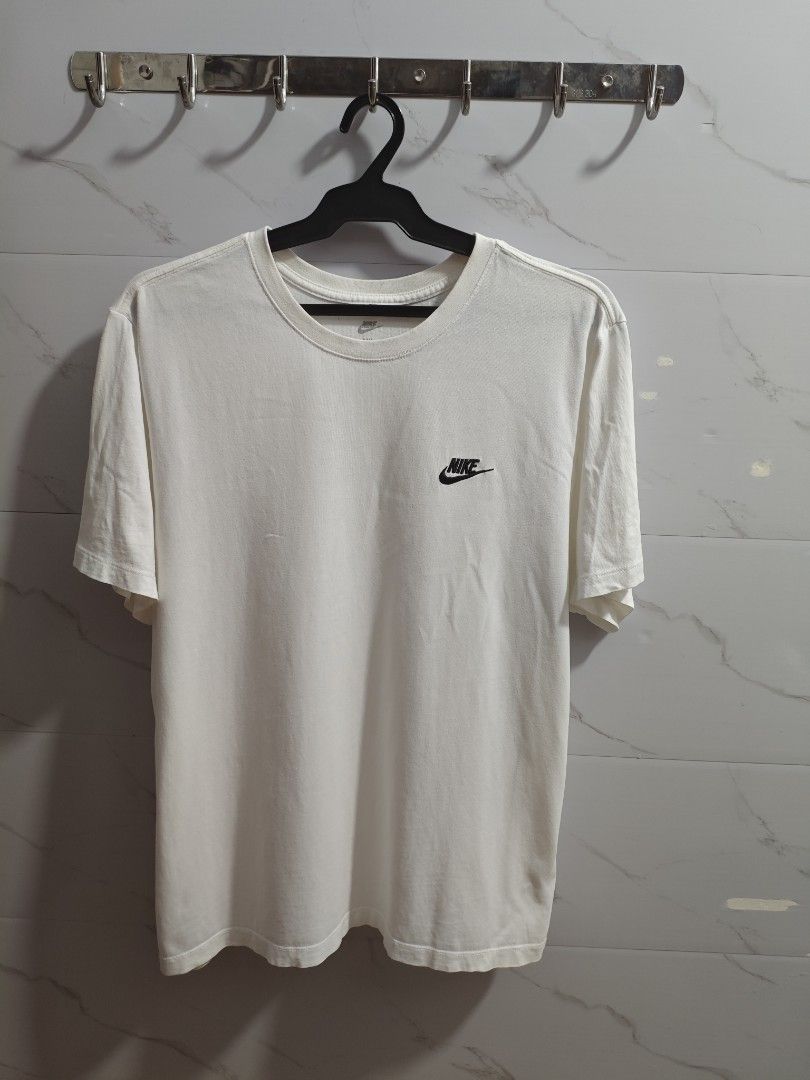 Nike White The Nike Tee Men Tshirt (Category: Tshirts & Polo Shirts ) located in Baguio. Submitted by cool_chic (Listing ID 1463806274, Image 1). Description: Nike White Classic Men Tshirt Color Rate 9.8/10 Like New Flaw Minimal Hole Complete Tags Embroidered Logo Cotton Tela Machine Washed Size XL To 2XL Dimes 23 Width 28 Length Price P249.