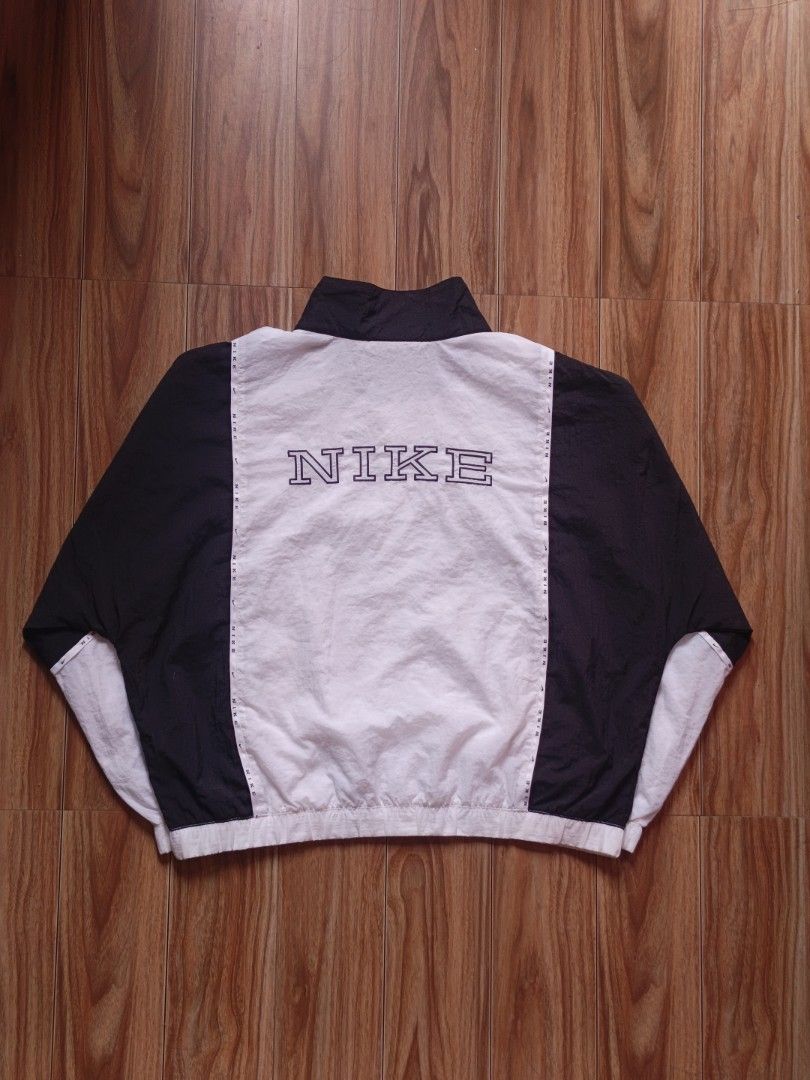Nike Windbreaker Boxy Style (Category: Coats, Jackets and Outerwear) located in Cabuyao City. Submitted by yuriaustria_30 (Listing ID 1463774114, Image 2). Description: Length: 24.5 Width: 26 Fit to M and L No Issue Tight Ribbings No yellowish parts STILL NEGOTIABLE.