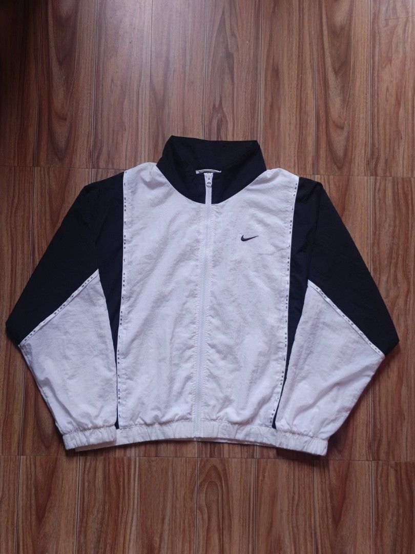 Nike Windbreaker Boxy Style (Category: Coats, Jackets and Outerwear) located in Cabuyao City. Submitted by yuriaustria_30 (Listing ID 1463774114, Image 1). Description: Length: 24.5 Width: 26 Fit to M and L No Issue Tight Ribbings No yellowish parts STILL NEGOTIABLE.