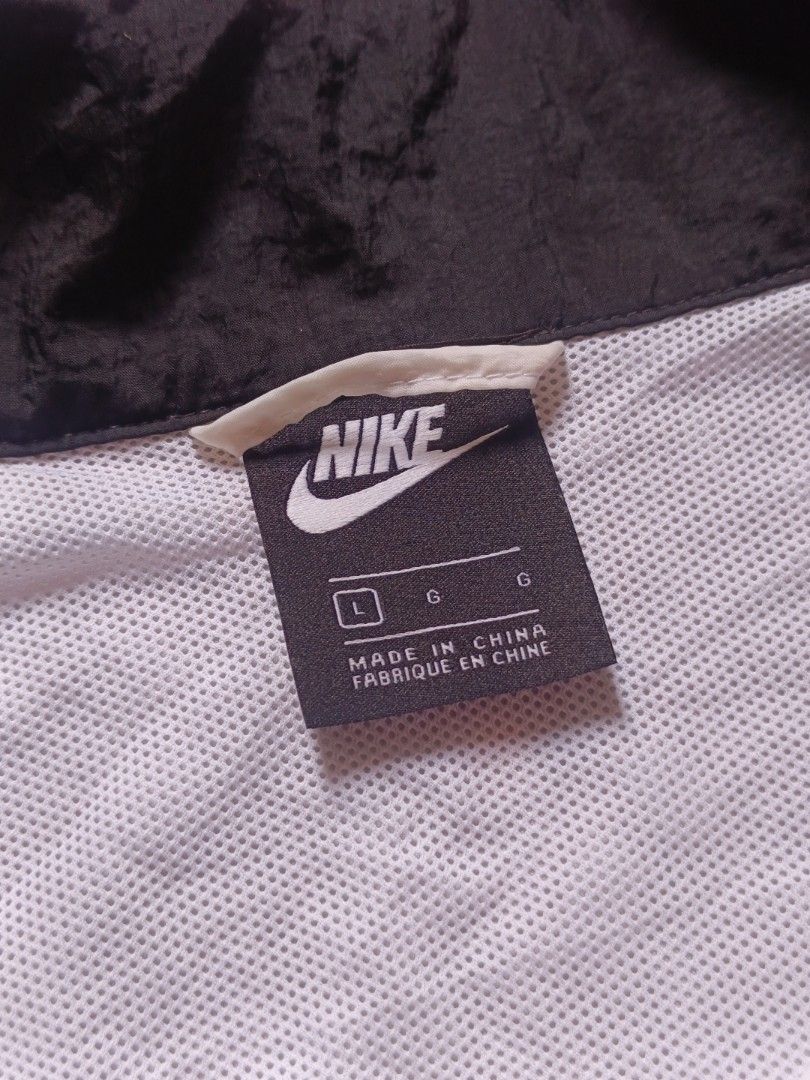 Nike Windbreaker Boxy Style (Category: Coats, Jackets and Outerwear) located in Cabuyao City. Submitted by yuriaustria_30 (Listing ID 1463774114, Image 3). Description: Length: 24.5 Width: 26 Fit to M and L No Issue Tight Ribbings No yellowish parts STILL NEGOTIABLE.