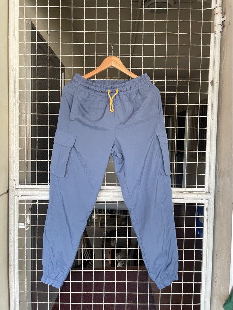 Nike Woven Cargo Pants Small (Category: Activewear) located in Manila. Submitted by oftherack_04 (Listing ID 1463829447, Image 2). Description: Size Small on tag Waist 30-32 Lenght 40 Excellent condition .