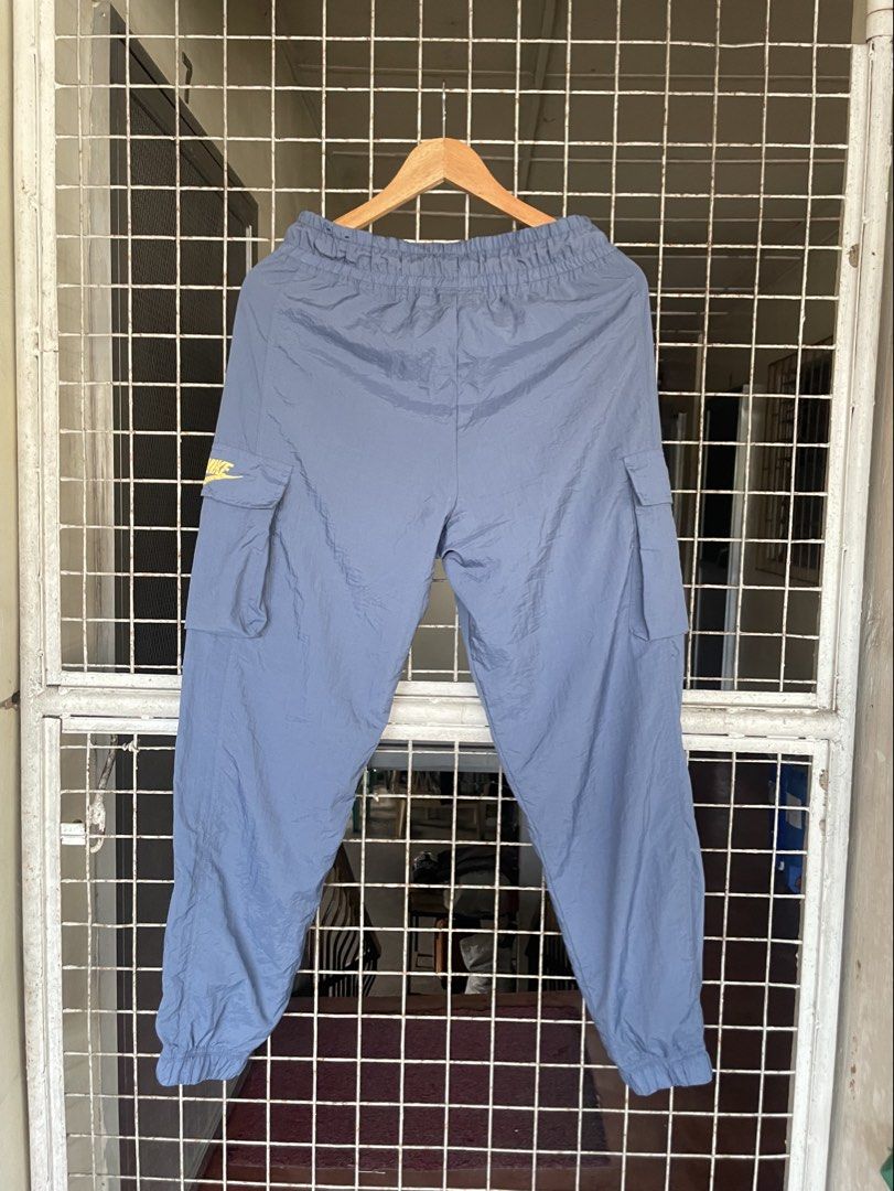 Nike Woven Cargo Pants Small (Category: Activewear) located in Manila. Submitted by oftherack_04 (Listing ID 1463829447, Image 3). Description: Size Small on tag Waist 30-32 Lenght 40 Excellent condition .