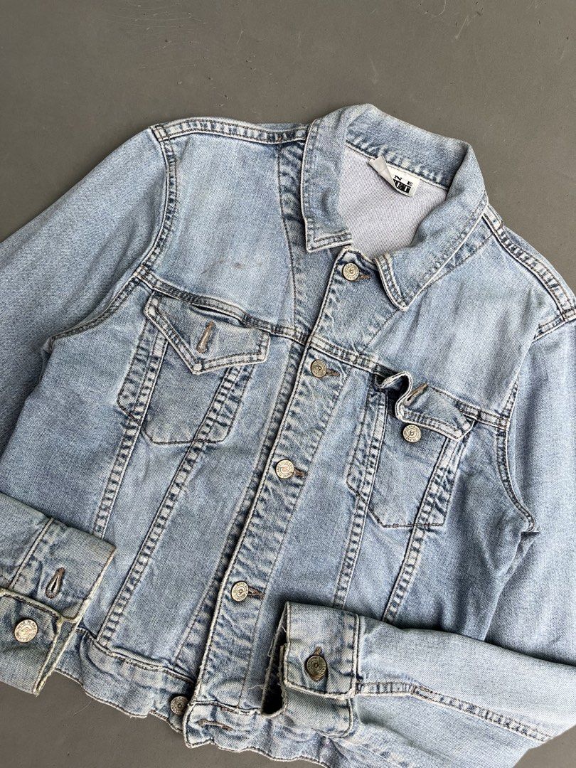 NINE PLANET DENIM JACKET (Category: Coats, Jackets and Outerwear) located in Quezon City. Submitted by kentstuff (Listing ID 1463837294, Image 2). Description: NINE PLANET Size M On Tag Shoulder-Hem : 21” Pit-Pit : 18.5” Condition: Excellent CR: 9.8/10 Flaws: ❌ Needwash DISCLAIMER: This is a thrifted item. All brands, logos, and trademarks belong to their rightful owners. We’re here to rehome great pieces — no brand affiliation intended..