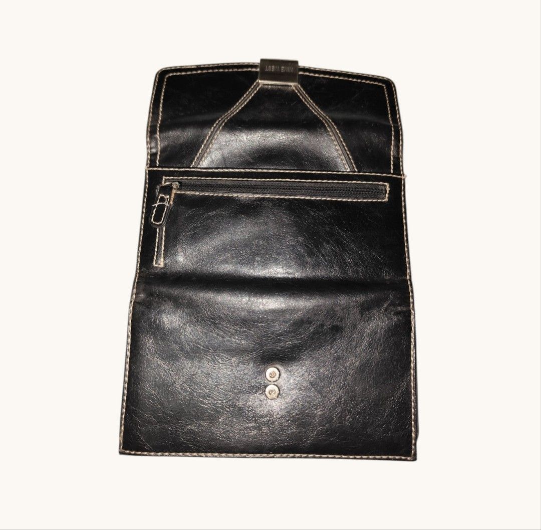 Nine West Leather Wallet (Category: Wallets & Card holders) located in Muntinlupa City. Submitted by its.joy (Listing ID 1463862013, Image 2). Description: 🏷️10/10 condition (no rubbings & scratches).