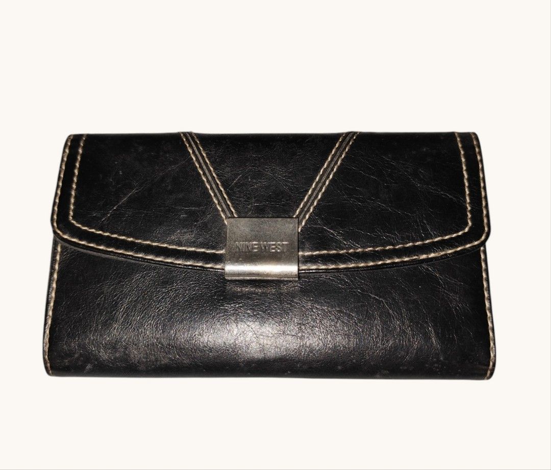 Nine West Leather Wallet (Category: Wallets & Card holders) located in Muntinlupa City. Submitted by its.joy (Listing ID 1463862013, Image 1). Description: 🏷️10/10 condition (no rubbings & scratches).
