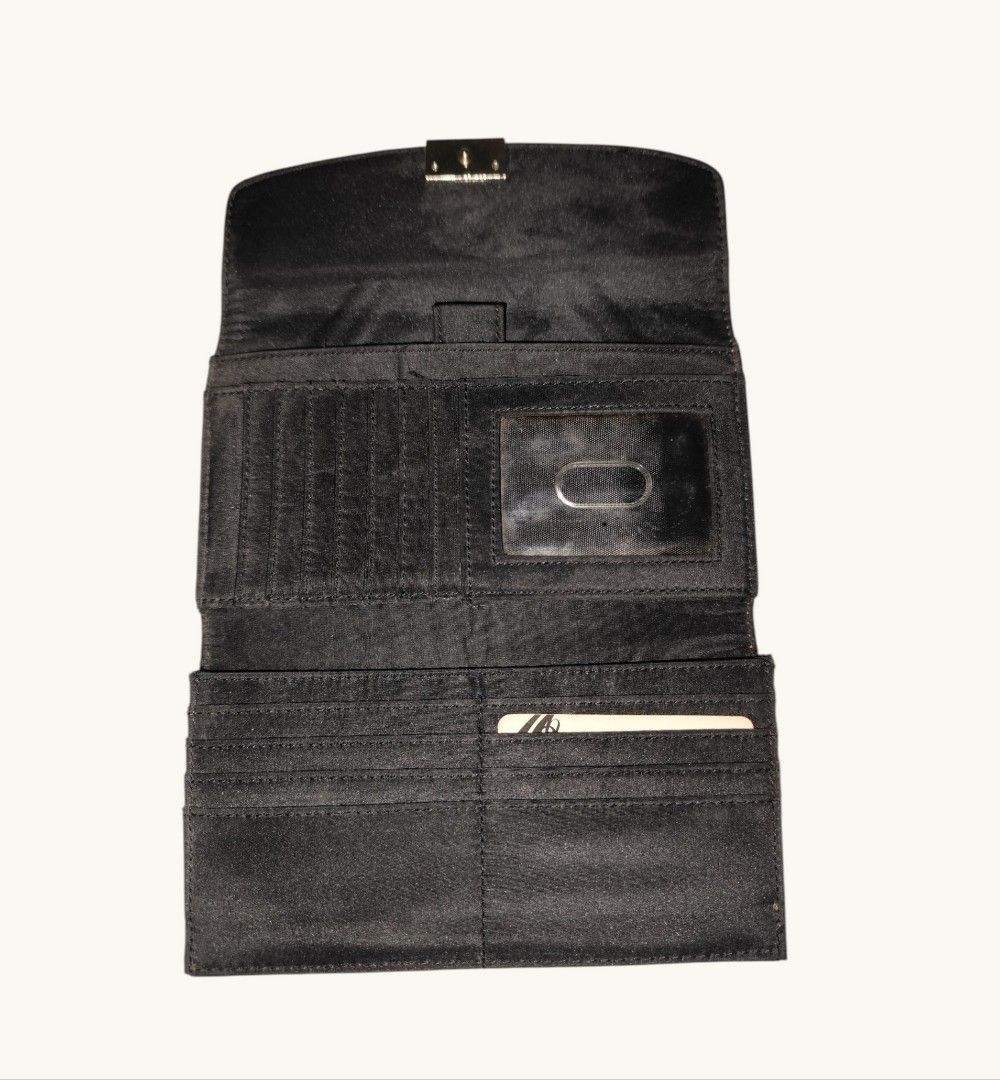 Nine West Leather Wallet (Category: Wallets & Card holders) located in Muntinlupa City. Submitted by its.joy (Listing ID 1463862013, Image 3). Description: 🏷️10/10 condition (no rubbings & scratches).