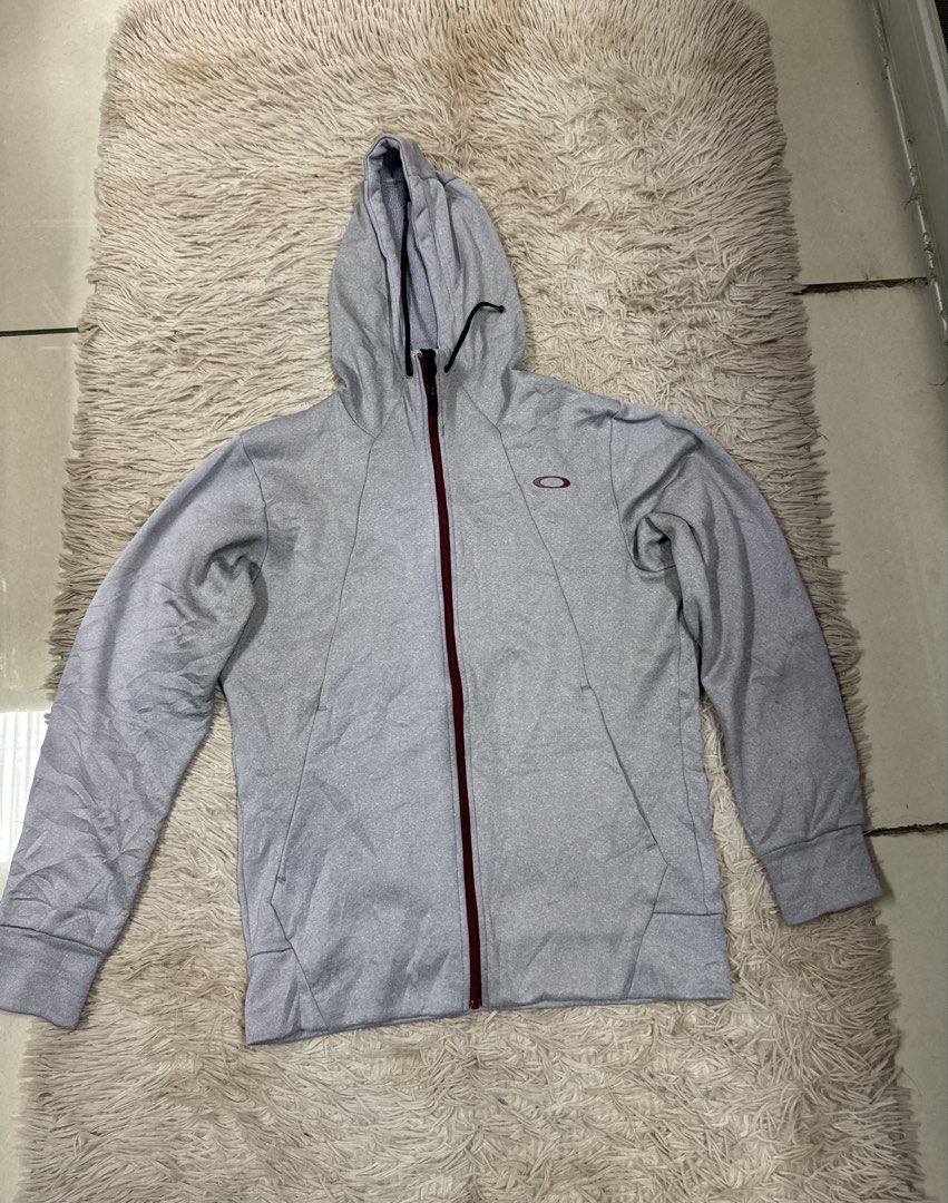 Oakley Jacket (Category: Coats, Jackets and Outerwear) located in Guagua. Submitted by clothingbyl (Listing ID 1463766507, Image 1). Description: .