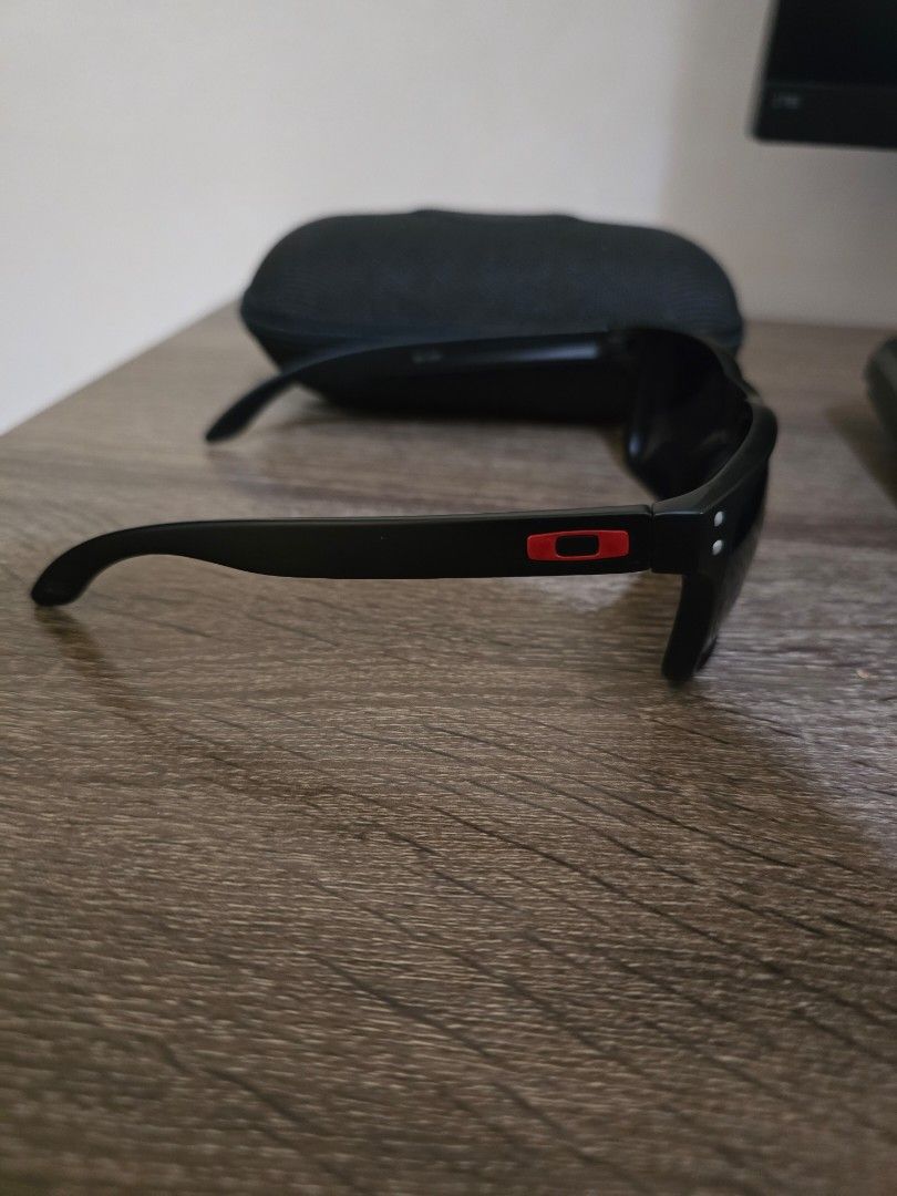 Oakley Sunglasses (Category: Sunglasses & Eyewear) located in Manila. Submitted by matt014 (Listing ID 1463852218, Image 3). Description: FOR SALE: Oakley Sunglasses Used, with case only P3,500.00.