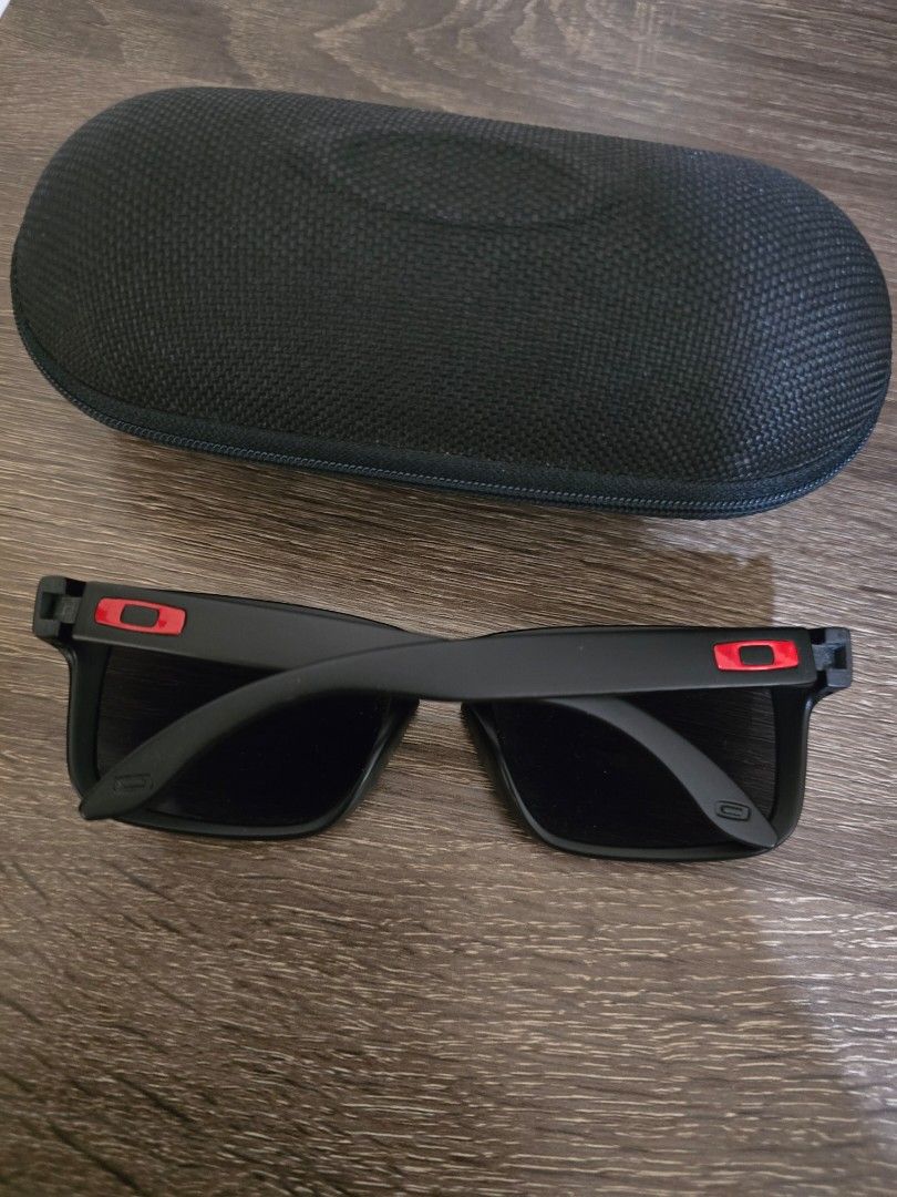 Oakley Sunglasses (Category: Sunglasses & Eyewear) located in Manila. Submitted by matt014 (Listing ID 1463852218, Image 2). Description: FOR SALE: Oakley Sunglasses Used, with case only P3,500.00.