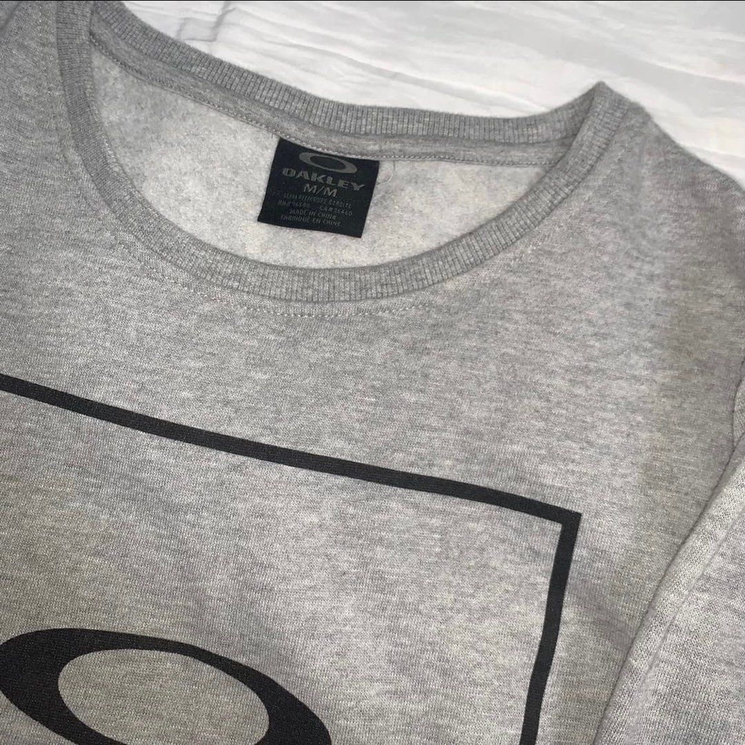 Oakley Sweater Longsleeve Pullover Preloved (Category: Coats, Jackets and Outerwear) located in Mandaluyong City. Submitted by de_keein (Listing ID 1463918684, Image 2). Description: Color rate - 10/10 💯 no issue Colors might be affected due to lighting. Chest: 22 inch Length: 26 inch using Tape measure for dimensions.(Inches) 500+ SF Buyer should shoulder the shipping fee..