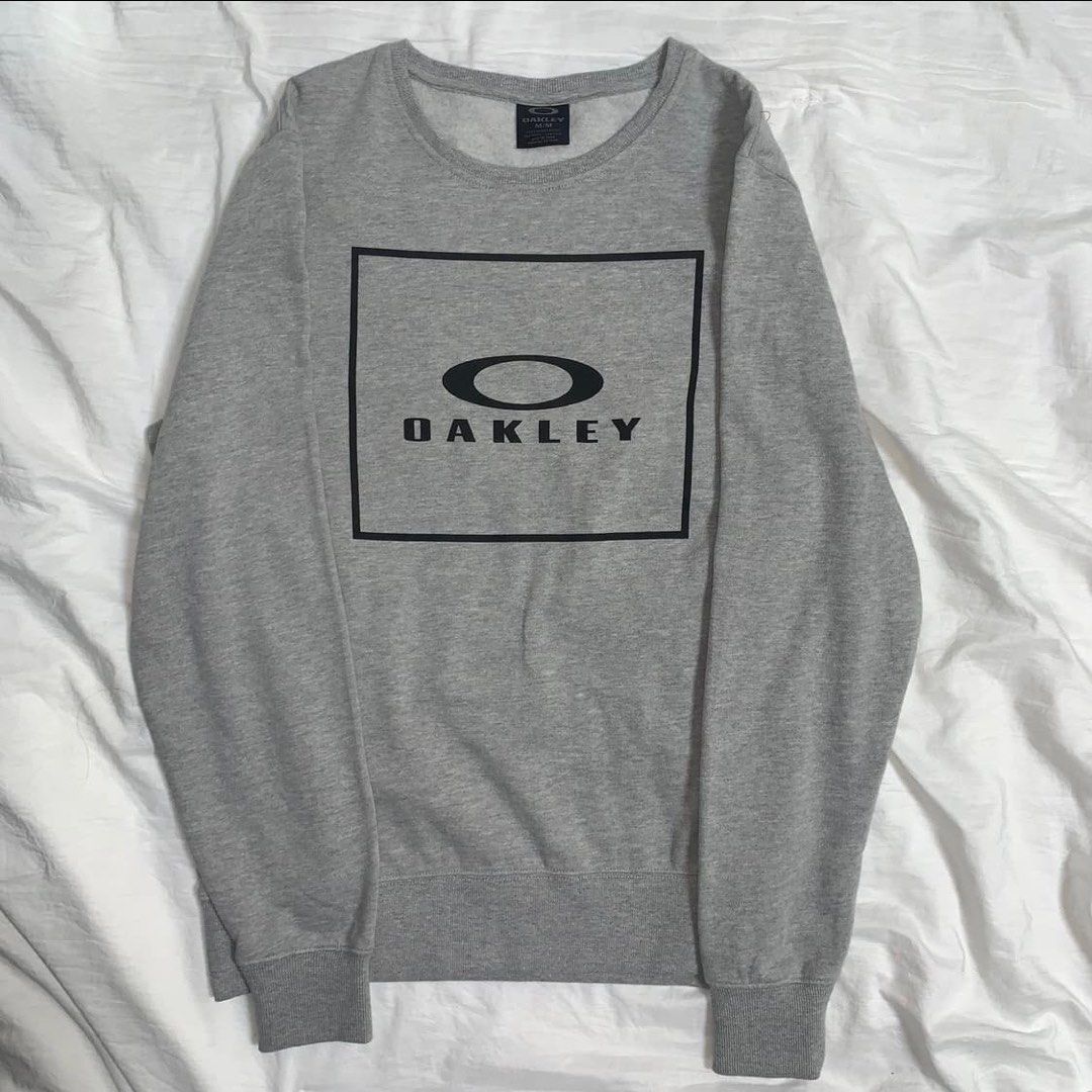 Oakley Sweater Longsleeve Pullover Preloved (Category: Coats, Jackets and Outerwear) located in Mandaluyong City. Submitted by de_keein (Listing ID 1463918684, Image 1). Description: Color rate - 10/10 💯 no issue Colors might be affected due to lighting. Chest: 22 inch Length: 26 inch using Tape measure for dimensions.(Inches) 500+ SF Buyer should shoulder the shipping fee..