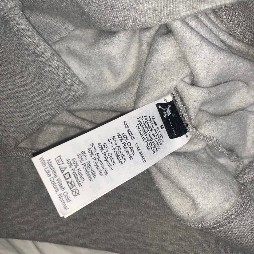 Oakley Sweater Longsleeve Pullover Preloved (Category: Coats, Jackets and Outerwear) located in Mandaluyong City. Submitted by de_keein (Listing ID 1463918684, Image 3). Description: Color rate - 10/10 💯 no issue Colors might be affected due to lighting. Chest: 22 inch Length: 26 inch using Tape measure for dimensions.(Inches) 500+ SF Buyer should shoulder the shipping fee..