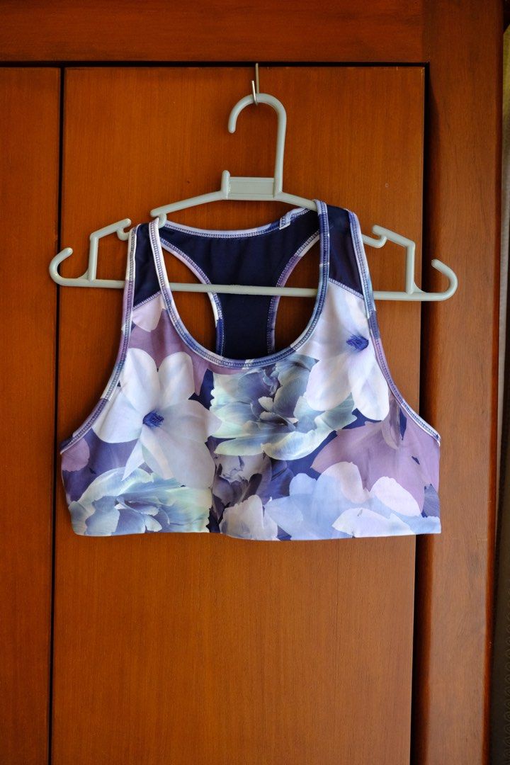 Old Navy Active Teens Sportswear set Size 16 (Category: Babies & Kids Fashion) located in Pasig City. Submitted by cathydl_p (Listing ID 1463778864, Image 2). Description: - Matching Old Navy Active set - Vibrant floral print (purple & blue tones) - Sports bra with racerback design (no padding) - Leggings with convenient side pockets, and mesh panel details - Made with GO-DRY material for moisture-wicking - Ideal for pickleball, workouts, yoga, o