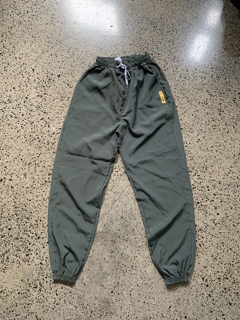 Olive Green Jogger Pants Sweatpants with Drawstring Waist (Category: Other Bottoms) located in Quezon City. Submitted by p.j.c.a.r.o.u.s.e.l.l.i.n.g (Listing ID 1463788096, Image 1). Description: - Olive green jogger pants - Elastic waistband with white drawstring - Cuffed ankles for a relaxed fit - Small yellow tag detail on the right hip - Ideal for casual outings or comfortable lounging.